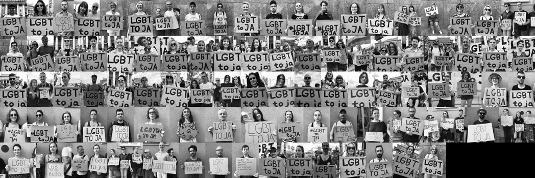 Zdjęcie. Kolaż czarno-białych zdjęć. Na każdym zdjęciu są osoby trzymające przed soba karton z napisem "LGBT TO JA"