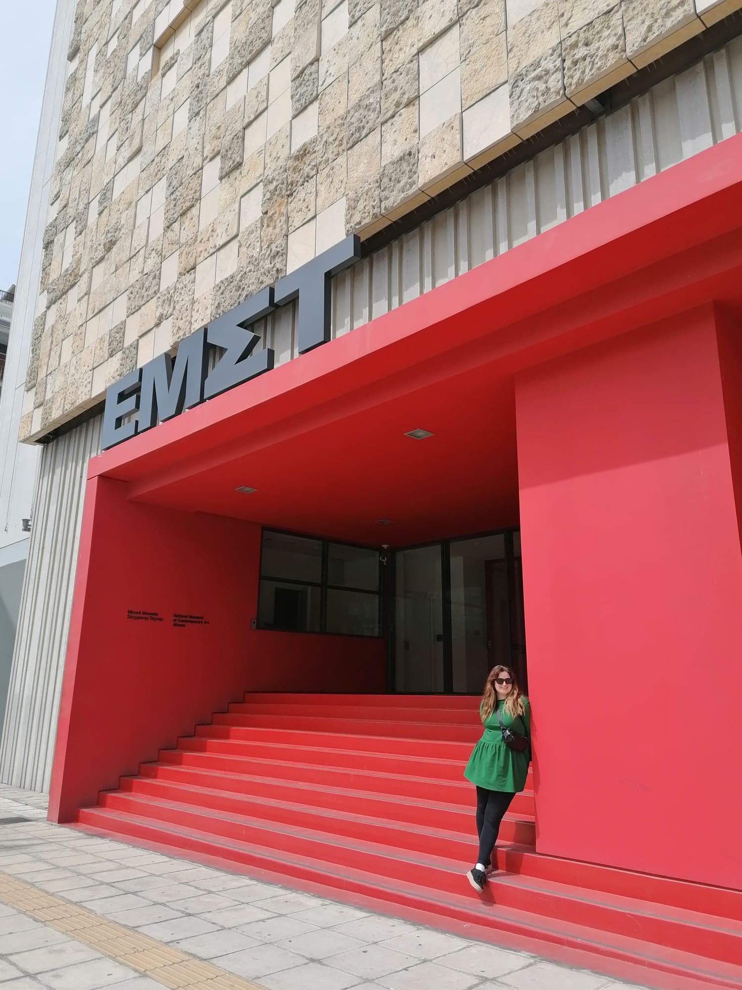 Monika Rejman przy wejściu do EMST, Ateny, kwiecień 2022