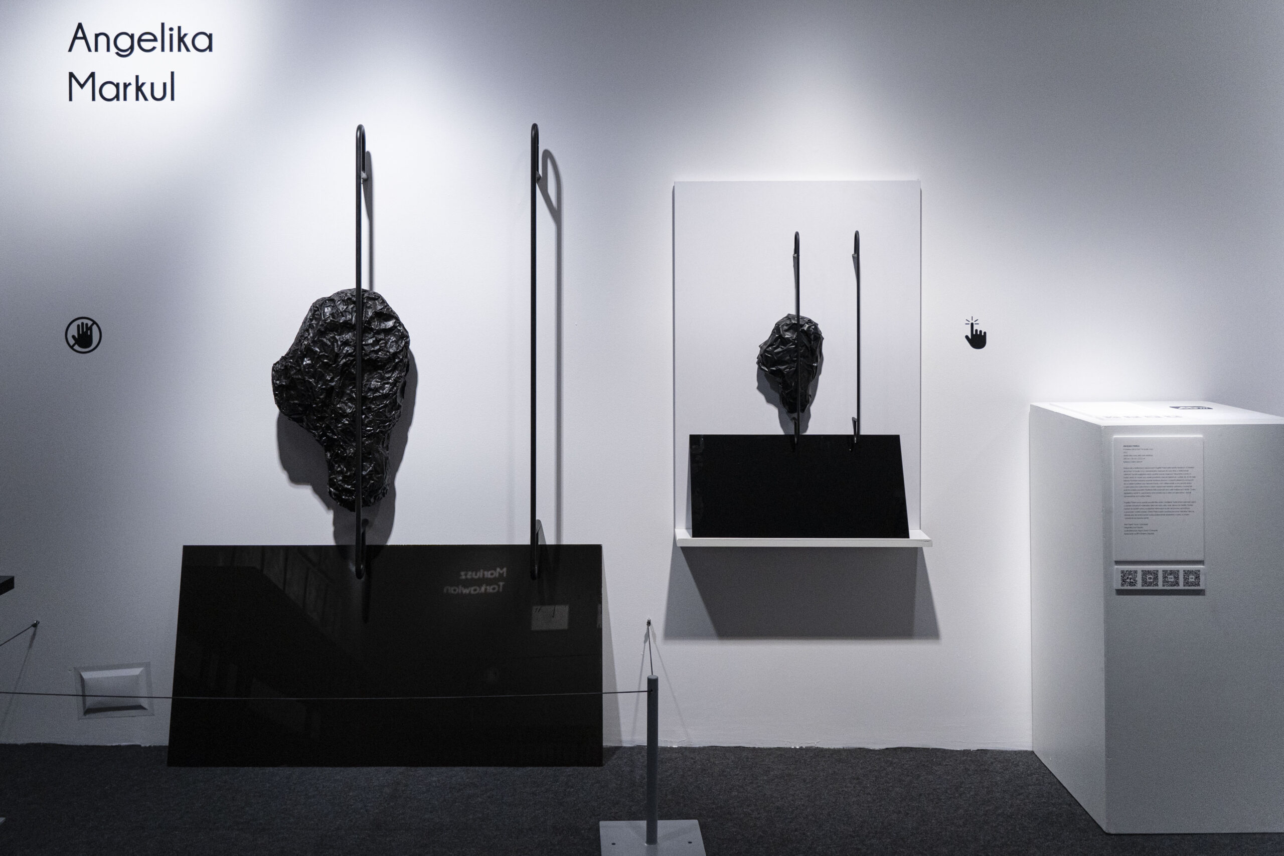 Angelika Markul, „A l’intérieur de la Nuit / W środku nocy”; 2012; obiekt: folia, wosk, szkło, pręt metalowy; 183 cm x 18 cm x 122,2 cm; tyflografika: Kiryl Varanko