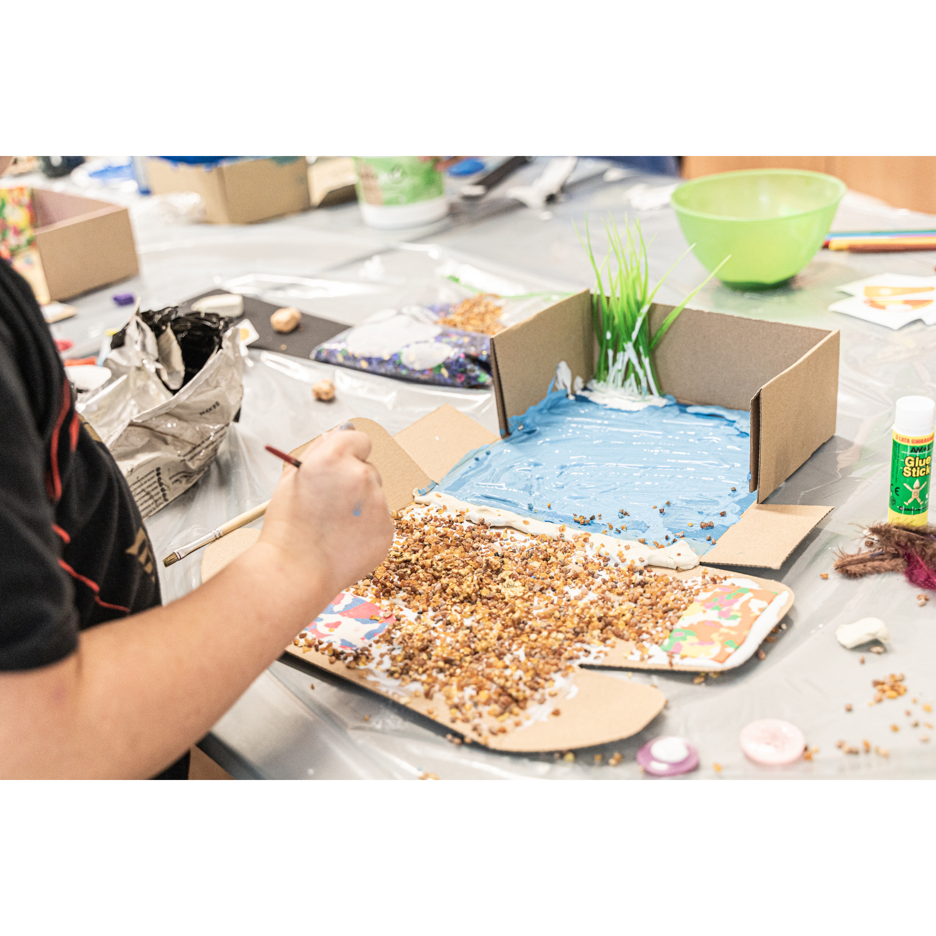 Śmieciotwory, czyli recykling artystyczny | warsztaty rodzinne dla dzieci w wieku 7–12 lat | PL + UA