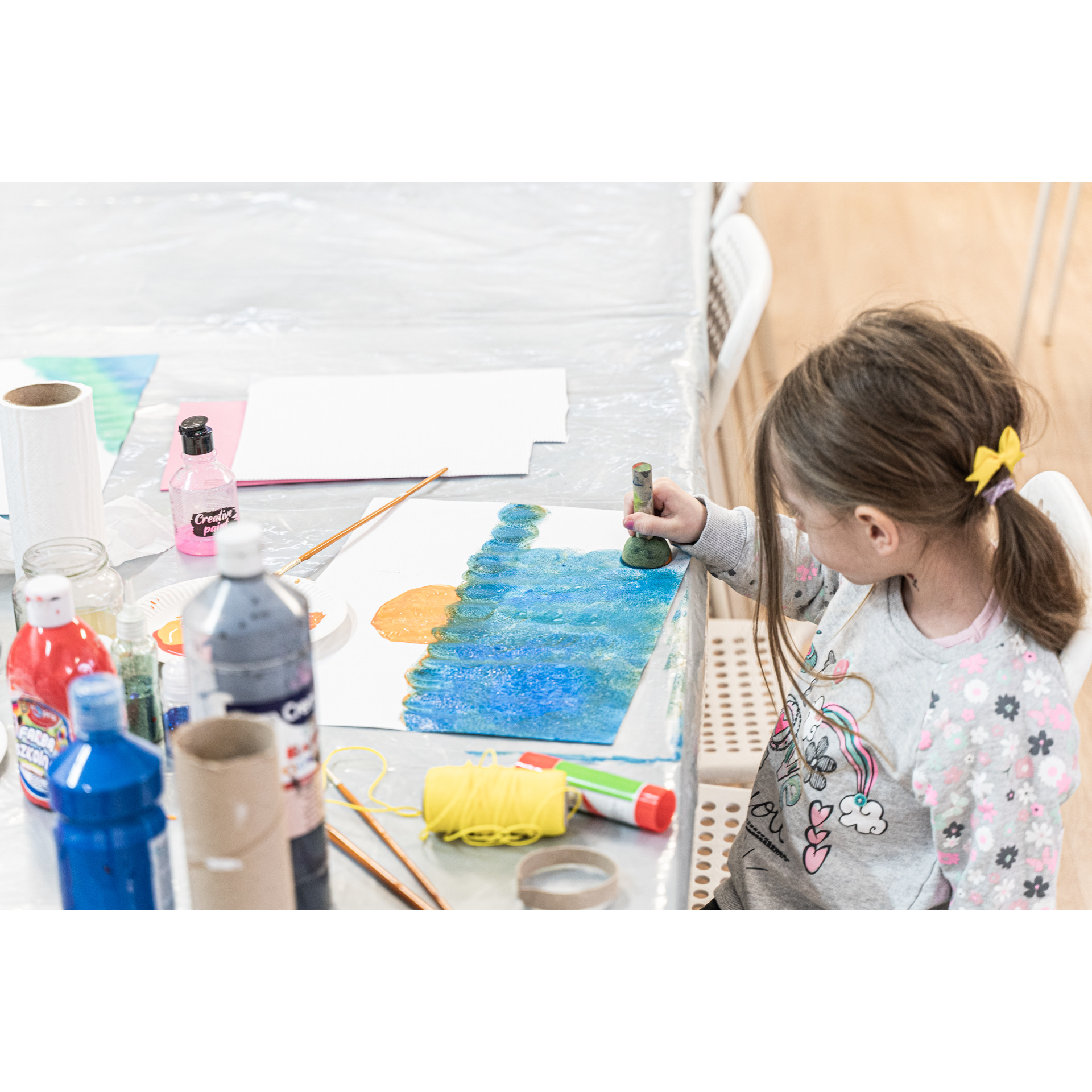Sztuka eksperymentalna | warsztaty rodzinne dla dzieci w wieku 6–8 lat | PL + UA